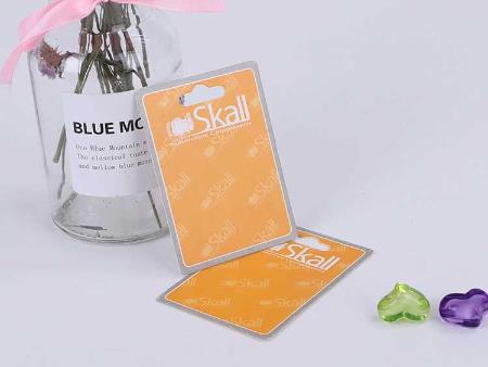 Thẻ bài treo là gì? Tại sao lại quan trọng khi kinh doanh thời trang?